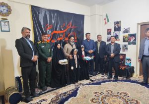 دیدار امام جمعه کوار و مسئولان استانی با خانواده شهیدان فیضیان و الله پور