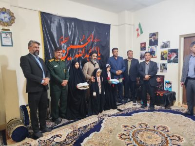 دیدار امام جمعه کوار و مسئولان استانی با خانواده شهیدان فیضیان و الله پور
