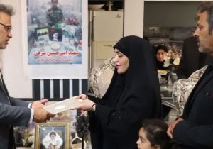 دیدار مدیرکل آموزش و پرورش فارس با خانواده دو برادر دانش آموز شیرازی شهید جنگ تحمیلی اخیر