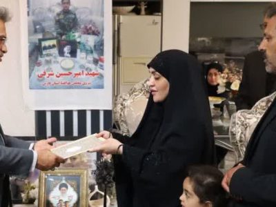 دیدار مدیرکل آموزش و پرورش فارس با خانواده دو برادر دانش آموز شیرازی شهید جنگ تحمیلی اخیر