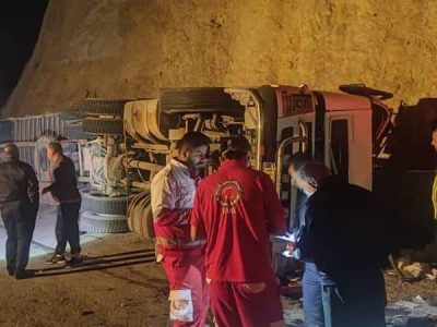 واژگونی تریلی در جاده فیروزآباد با ۲ مصدوم