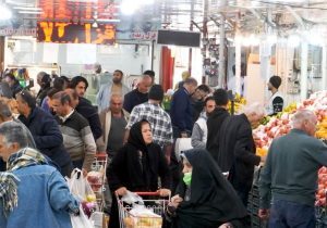 عرضه میوه باکیفیت و قیمت مناسب ویژه شب عید در بازارچه‌های شهرراز شهرداری شیراز/ ایجاد زمینه رقابت در محدوده غرفه‌های میوه و تره‌بار طرح از مزرعه تا سفره