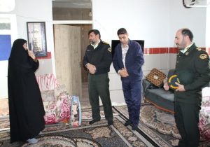 دیدار فرمانده انتظامی استهبان با خانواده شهید قوامی