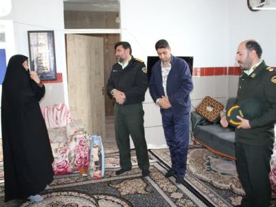 دیدار فرمانده انتظامی استهبان با خانواده شهید قوامی