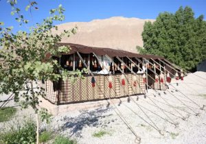 برپایی سیاه‌چادرهای عشایری و غرفه‌های صنایع‌دستی در مبادی ورودی شهرستان‌های استان فارس