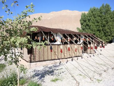 برپایی سیاه‌چادرهای عشایری و غرفه‌های صنایع‌دستی در مبادی ورودی شهرستان‌های استان فارس
