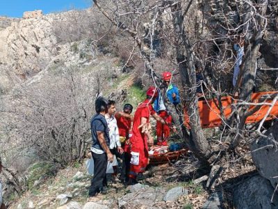 نجات مرد مصدوم ۵۳ ساله در ارتفاعات کوه دوان کازرون