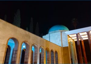 شب و خاموشی پر گشته از احوال درون بس کشانده است هوا را به سحر بهر جنون کوچهها بوی پر از راز مگو را دارند