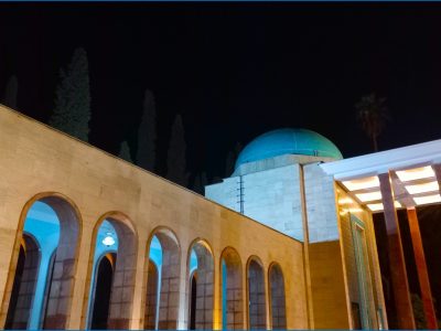 شب و خاموشی پر گشته از احوال درون بس کشانده است هوا را به سحر بهر جنون کوچهها بوی پر از راز مگو را دارند