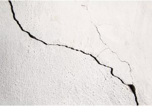 ترک خوردگی برخی منازل در پی زلزله اردکان