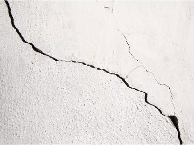 ترک خوردگی برخی منازل در پی زلزله اردکان