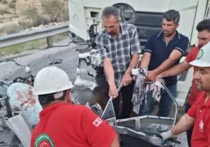 تصادف رخ به رخ وانت مزدا با تریلر ۲ فوتی به همراه داشت