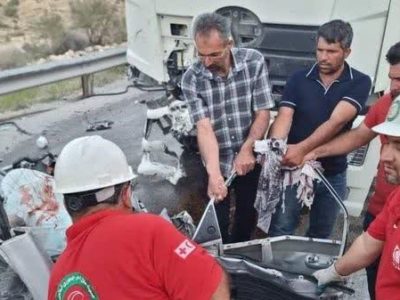 تصادف رخ به رخ وانت مزدا با تریلر ۲ فوتی به همراه داشت