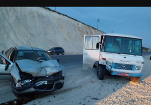 ۱۵ مصدوم در برخورد مینی‌بوس با سواری