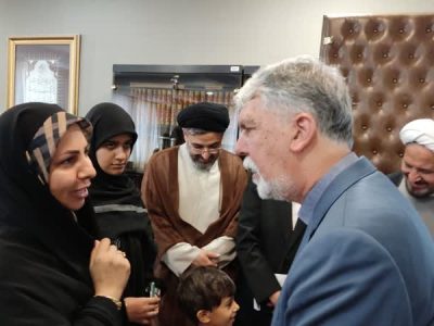 تجلیل وزیر فرهنگ و ارشاد اسلامی از دختر شهید مسلم نصر از شهدای مدافع حرم جهرم