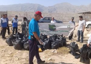 پاک‌سازی مسیر خروجی جهرم به لار در نخستین روز هفته محیط زیست