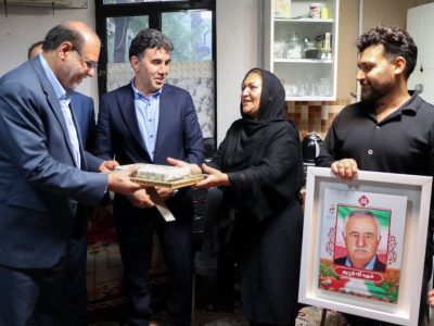 دیدار مدیرعامل صندوق شاهد بنیاد شهید و امور ایثارگران با خانواده ۴ شهید جنگ تحمیلی ۱۲ روزه در شیراز و مرودشت