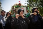 بانوان شیرازی به یاد زنان بنی اسد در تشییع نمادین شهدای کربلا شرکت کردند