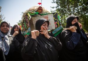 بانوان شیرازی به یاد زنان بنی اسد در تشییع نمادین شهدای کربلا شرکت کردند