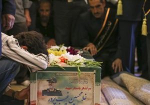 طواف پیکر سردار شهید غلامحسین غیب‌پرور در حرم مطهر حضرت سیدعلاءالدین حسین (ع)