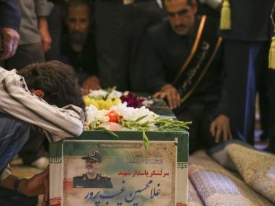 طواف پیکر سردار شهید غلامحسین غیب‌پرور در حرم مطهر حضرت سیدعلاءالدین حسین (ع)