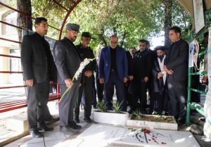 مراسم گلباران قبور مطهر شهدا در شیراز به مناسبت آغاز هفته دولت