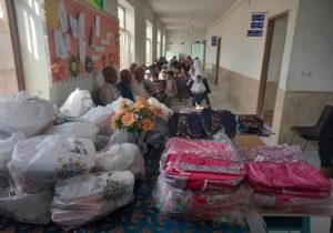 اهدای ۳۰ بسته لوازم‌التحریر، کیف و کفش به نیابت از شهدای فیض‌آباد در هفته دفاع مقدس