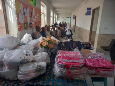 اهدای ۳۰ بسته لوازم‌التحریر، کیف و کفش به نیابت از شهدای فیض‌آباد در هفته دفاع مقدس