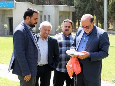 توزیع بسته‌های نوشت‌افزار میان دانش‌آموزان نیازمند، با شعار نشاط و افتخار