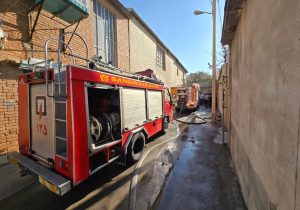 آتشنشانان شیراز آتشسوزی انبار لوازم برقی را مهار کردند