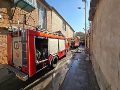 آتشنشانان شیراز آتشسوزی انبار لوازم برقی را مهار کردند