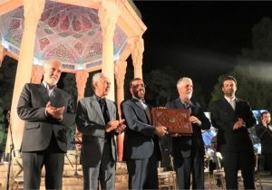 اهدای ۲ گنجینه جاودان به وزیر فرهنگ و ارشاد از سوی مردم شیراز