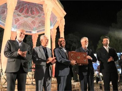اهدای ۲ گنجینه جاودان به وزیر فرهنگ و ارشاد از سوی مردم شیراز
