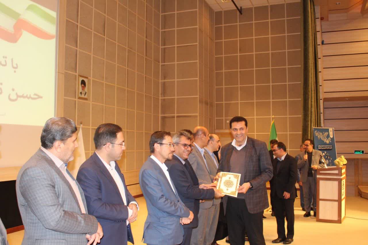 تجلیل از مدیرعامل شرکت برای تقویت زیرساختهای علمی تجلیل از مدیرعامل شرکت برای تقویت زیرساختهای علمی