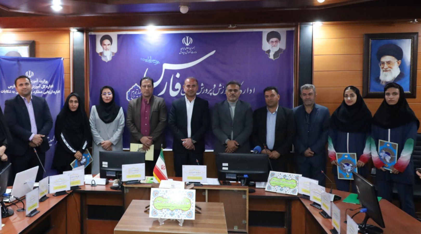 تقدیر از دانش آموزان قهرمان استان فارسی رقابت های بین المللی ۲۰۲۵ بحرین تقدیر از دانش آموزان قهرمان استان فارسی رقابت های بین المللی ۲۰۲۵ بحرین