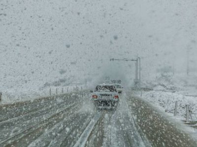بارش برف در ۳ محور جاده‌ای استان فارس