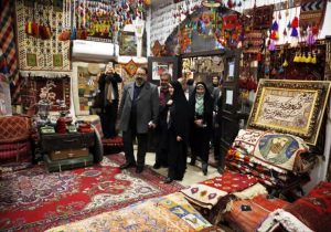 بازار هنر؛ پیود دهنده گردشگران با محصولات صنایع دستی است