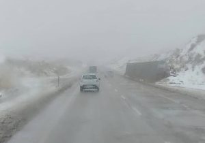 لغزندگی جاده های اصلی فارس بر اثر بارش برف و باران