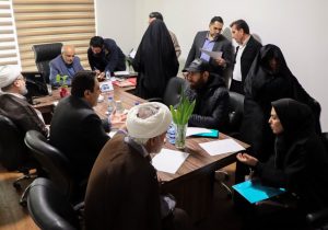 میز خدمت قضایی ویژه دهه فجر در شیراز؛ حمایت حقوقی از خانواده شهدا و ایثارگران با حضور معاونین رئیس کل دادگستری