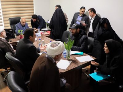 میز خدمت قضایی ویژه دهه فجر در شیراز؛ حمایت حقوقی از خانواده شهدا و ایثارگران با حضور معاونین رئیس کل دادگستری