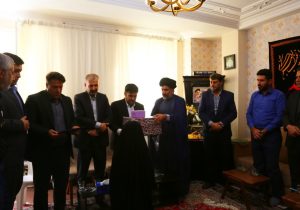 تکریم فرزندان دختر شهدای جنگ رمضان در دیدار شهردار صدرا با خانواده‌های شهدا