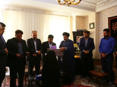 تکریم فرزندان دختر شهدای جنگ رمضان در دیدار شهردار صدرا با خانواده‌های شهدا