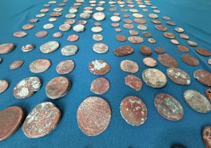 تحویل ۲۱۴ قطعه تاریخی توسط یک شهروند به متولیان میراث فرهنگی در فارس